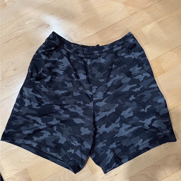 Medium Men’s camo Lululemon Shorts 5 inch inseam - Picture 1 of 3